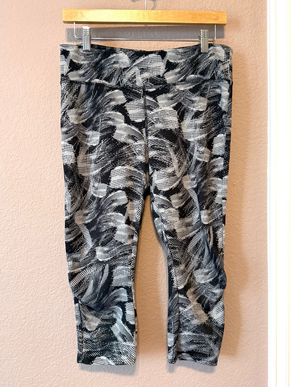 Danskin Now Black White & Gray Patterned Capri Leggings